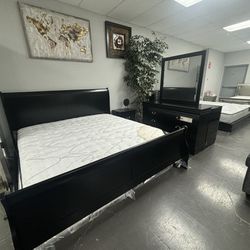 Contemporary Black Wood King 7pc.  Bedroom Set (king Bed, Dresser, Mirror  Nightstand And Free King Mattress) Only $549