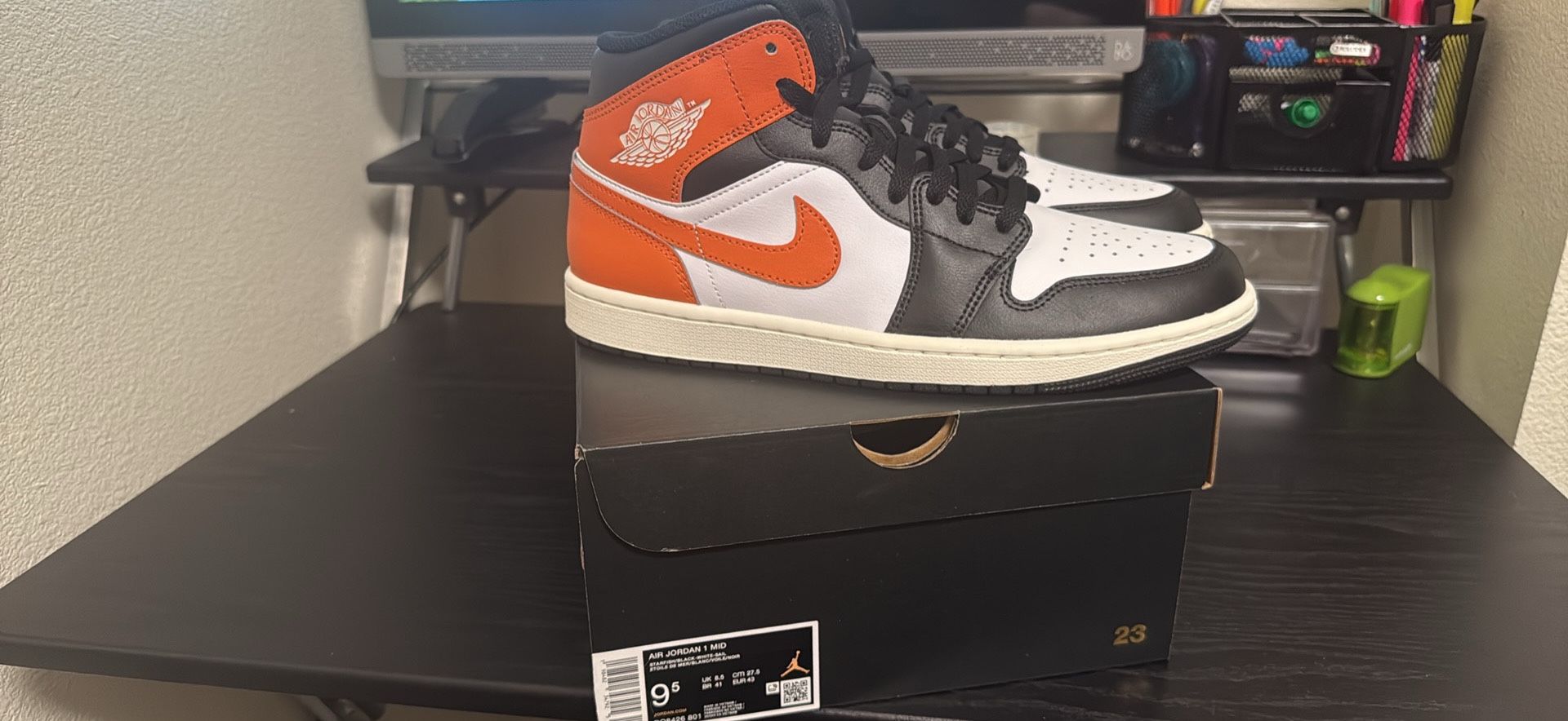 Men’s 9.5 Jordan Mid Black toe Starfish