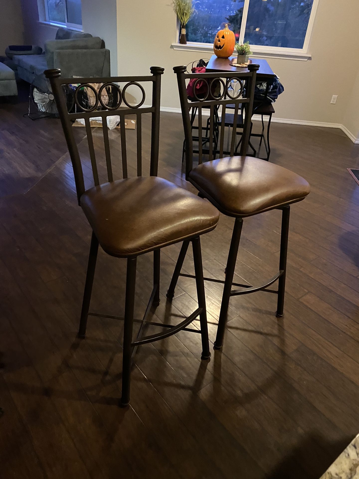 2 bar stools