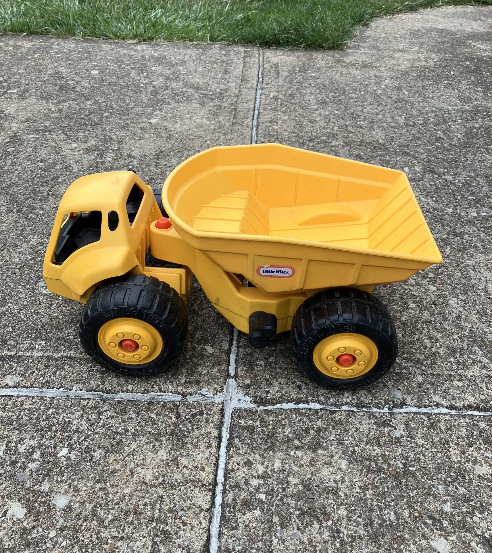 Vintage Large LITTLE TIKES MIGHTY Dump Truck Construction dumptruck Made in the USA tike tykes