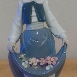 'The School Girl' Nao by Lladro #1005 Girl Holding Flowers in Her Skirt (Used)