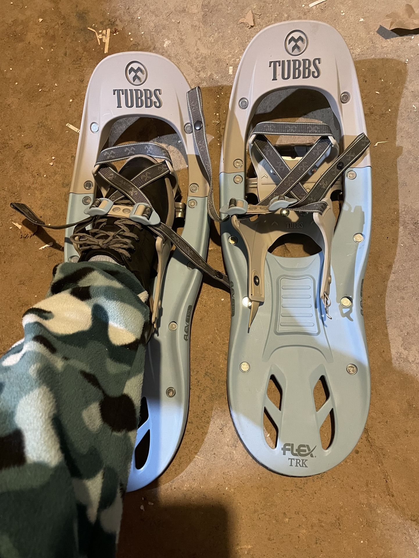 Women’s 22 inch snow shoes (PENDING)********