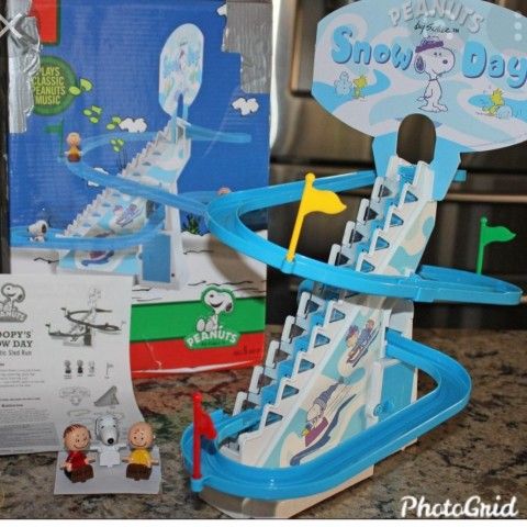 2012 Peanuts Snoopy Snow Day Automatic Sled Run  