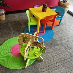 Toddler Desk/rugs/toy