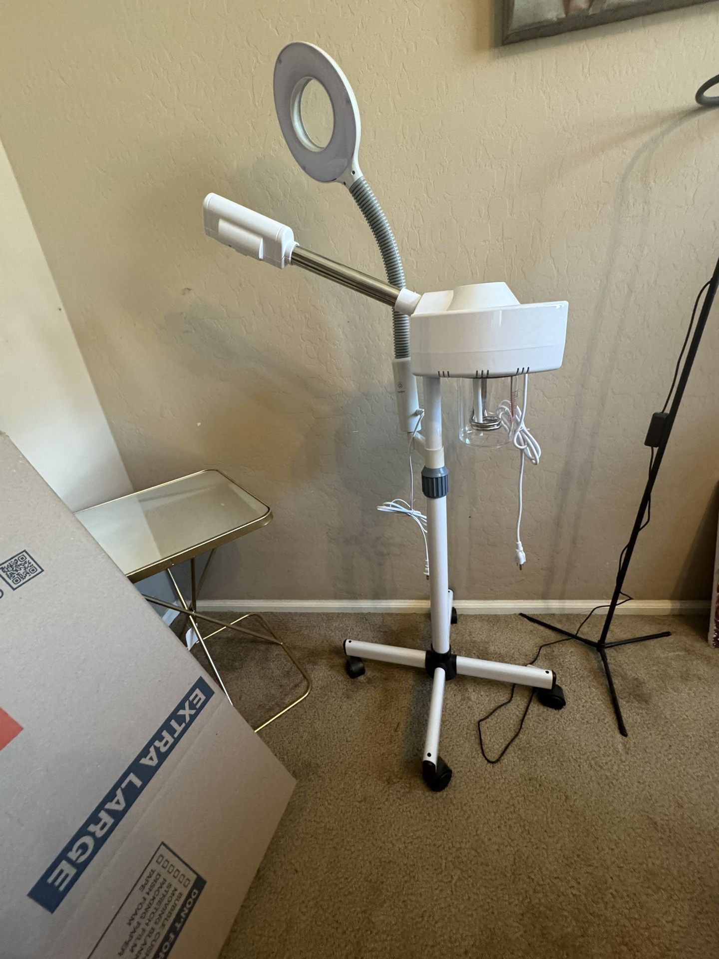 Facial Steamer With Magnified Glass