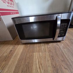 Hamilton Beach 1000 W Countertop Microwave Oven - Black