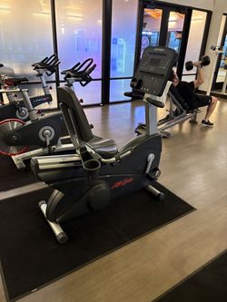 Life Fitness Integrity Recumbent Bike LOW HOURS