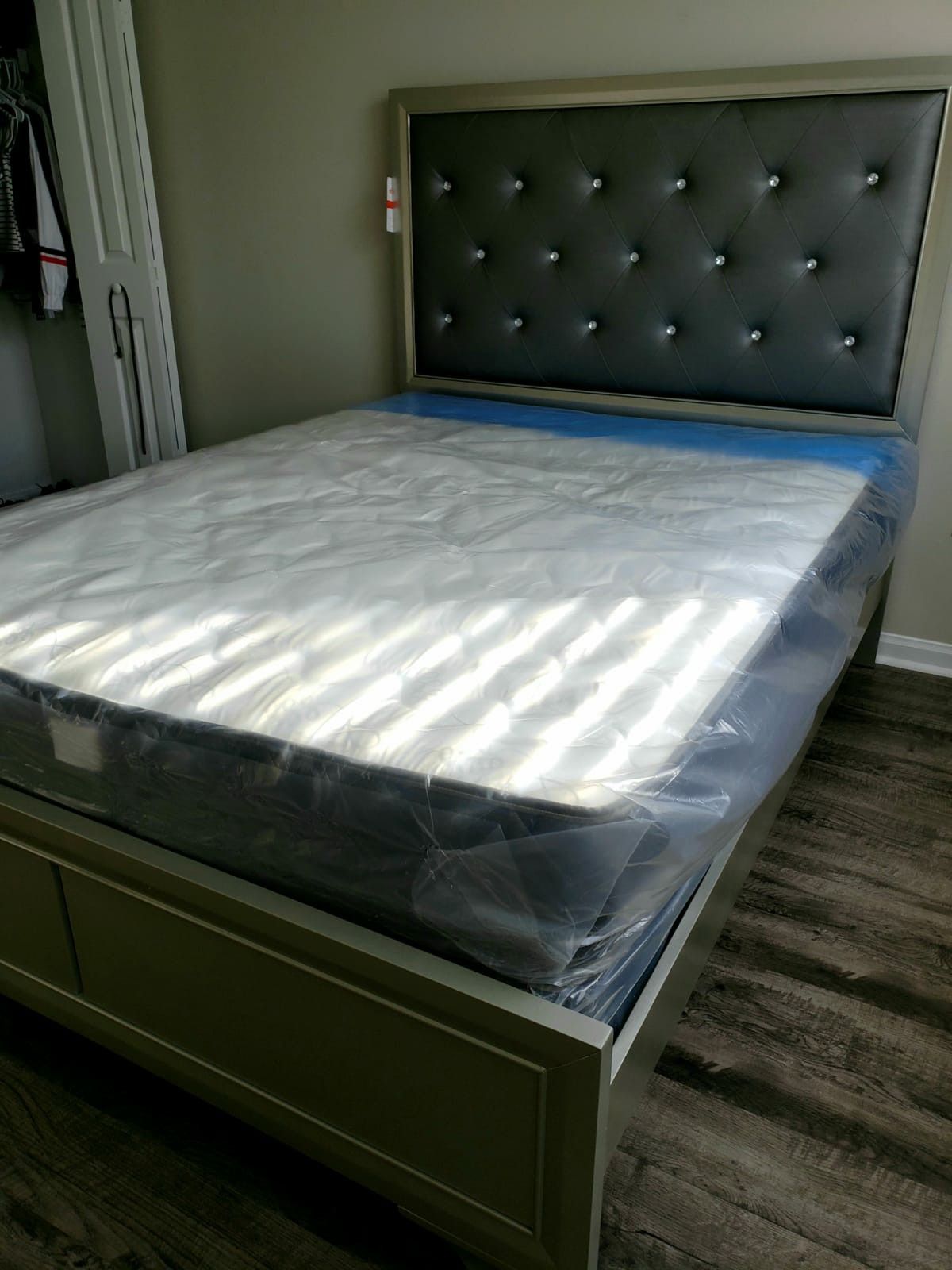 NEW QUEEN MATTRESS AND BOX SPRING 😉 100% QUALITY & CONFORM 👌