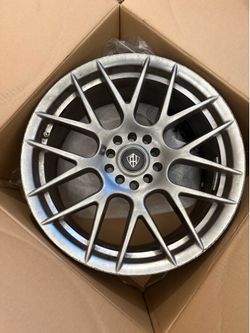 Custom 18inch 8.0 rims with lug nuts.and air valves