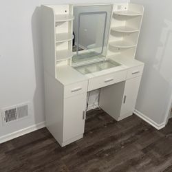 Makeup Vanity With LED touchscreen Lights
