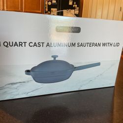 SAUTEPAN WITH LID.    (3.1   Quart)
