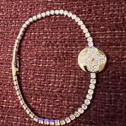 Gold Bracelet With Diamond Flower Pattern 