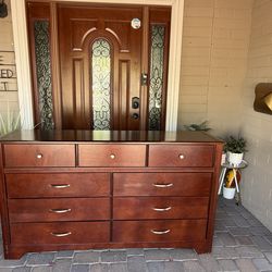 Beautiful 9 drawer dresser $140
