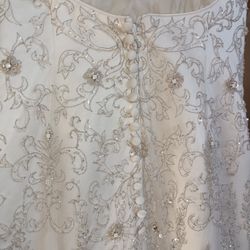Oleg Cassini White bead embroidered wedding dress Size 10 Ivory mermaid style with a sweetheart neckline

Condition is used with a couple small tears 