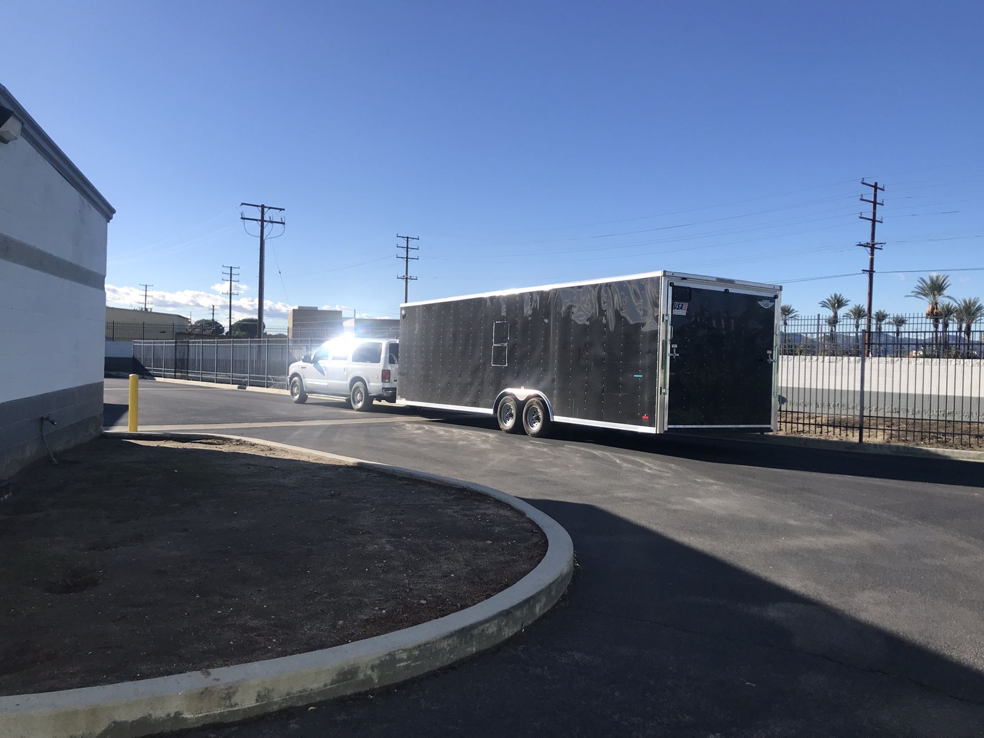 2022 28” V NOSE 10k AXLES  ENCLOSED TRAILER 