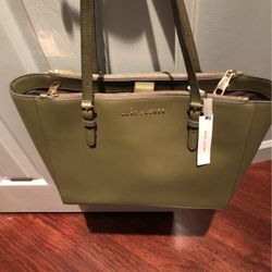 Marc Jacobs Leather https://offerup.com/redirect/?o=QmFnLk5ldw== W/tag
