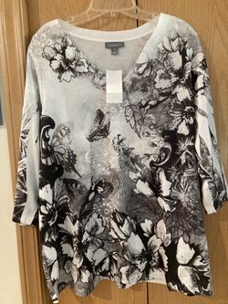 Néw with tags Essentials by Fadhion bug white and Black long sleeve top size Xl