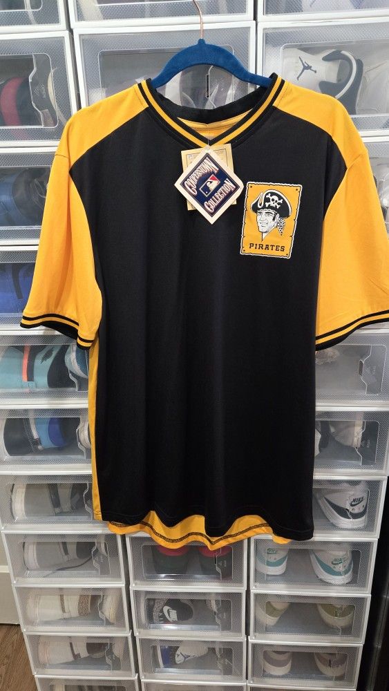 Brand New Rare Pittsburgh Pirates (Clemente) Size XL
