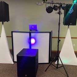 alguien que necesite DJ para el 2025 todo listo para más información mandar un mensaje música de todo género ambiente 100%