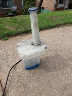 Windshield fluid reservoir for 95 - 99 xj6