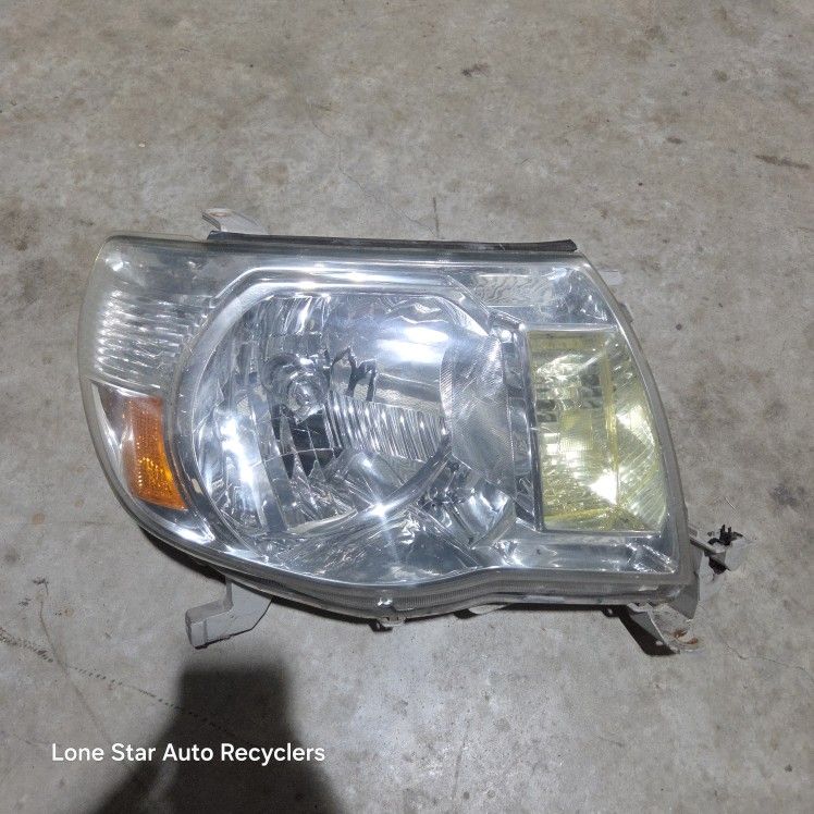 2005 to 2011 Toyota Tacoma Right Headlight
