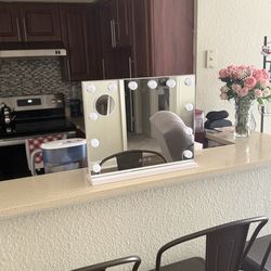 Lighted makeup mirror
