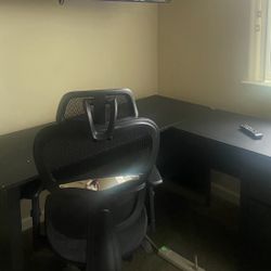 Black desk And ergonomic Chairs 