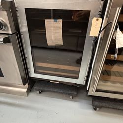 🔥 SUB-ZERO BEVERAGE CENTER – 2025 MODEL DEAL! 🔥  Elevate your kitchen or bar area with this Sub-Zero 24” Beverage Center (Glass Door) — the newest g