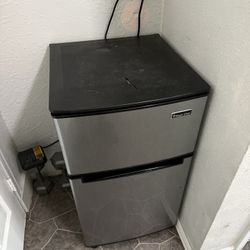 Magic Chef Mini Fridge 