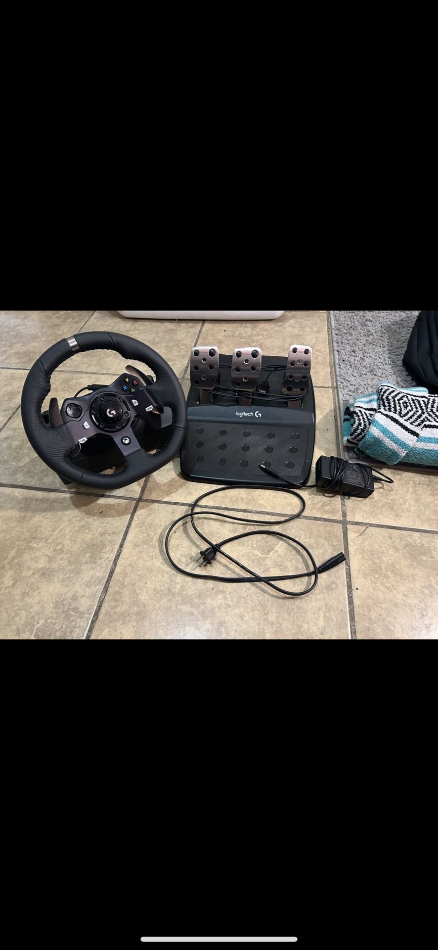 Logitech G920 Driving Force Racing Wheel And Pedals for Xbox One