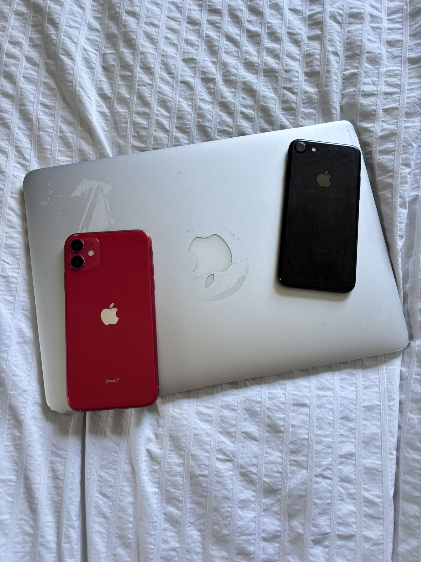 FOR PARTS Apple Macbook Pro 2015 + 2 Phones