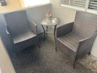 Mesa con dos Sillas para Exteriores.  Table with two chairs for outdoor use