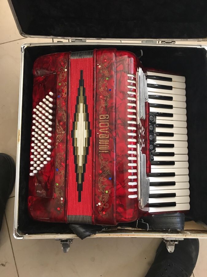 Acordeón de teclas 5 tonos (no bajos) marca: Giovanni