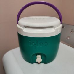 2 Gallon Igloo Round Beverage Dispenser 
