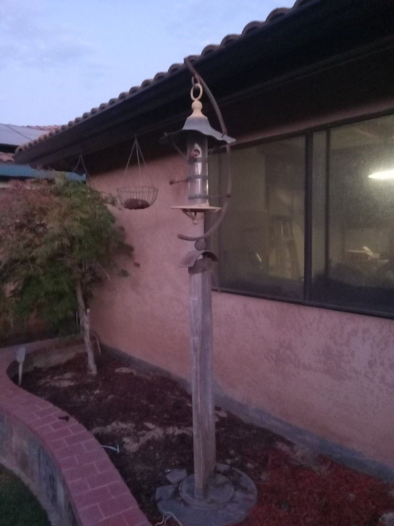 Large Bird Feeder. Very Nice