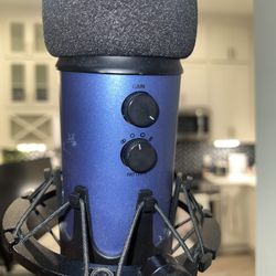 Blue yeti Mic With Desk Mount 