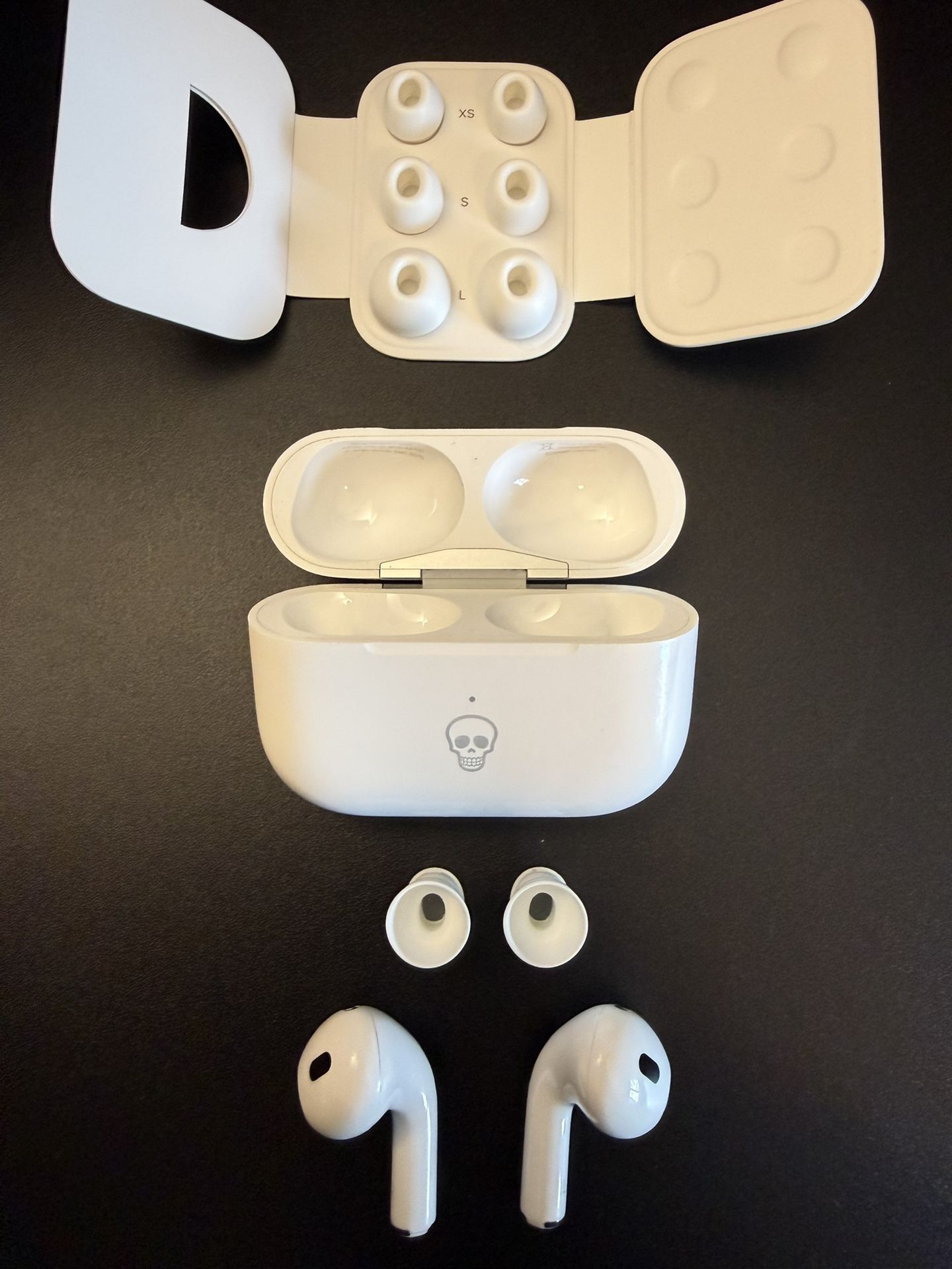 Apple AirPods Pro (2nd Gen) with Lightning Charging Case – Excellent Condition