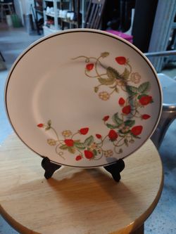 Vintage Avon Strawberry Pattern Plate