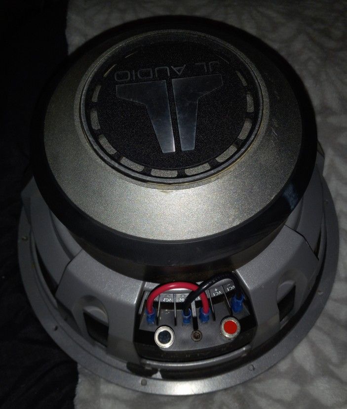 JL Audio 12W6v2 D4 12 Subwoofer With Sealed Box