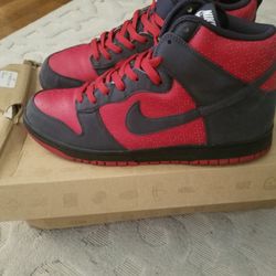 Nike Dunk "Ultraman"