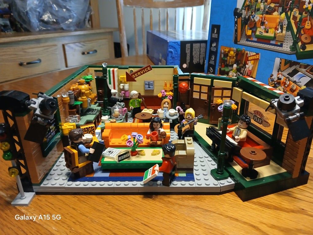 Lego Friends Central Perk Cafe Complete