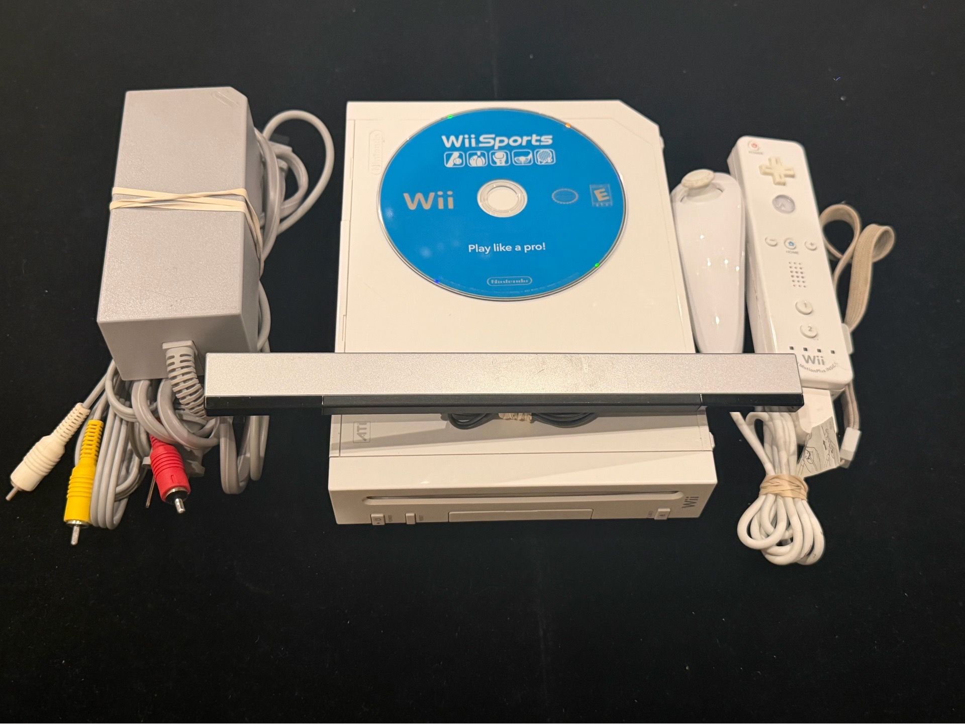 NINTENDO Wii Game Console System White + Wii Sports Game + 1 Controller + 1 Nunchuck