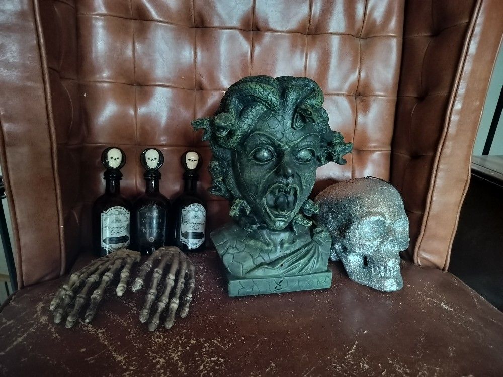 Spooky Animated Motion Activated Medusa Halloween Collection