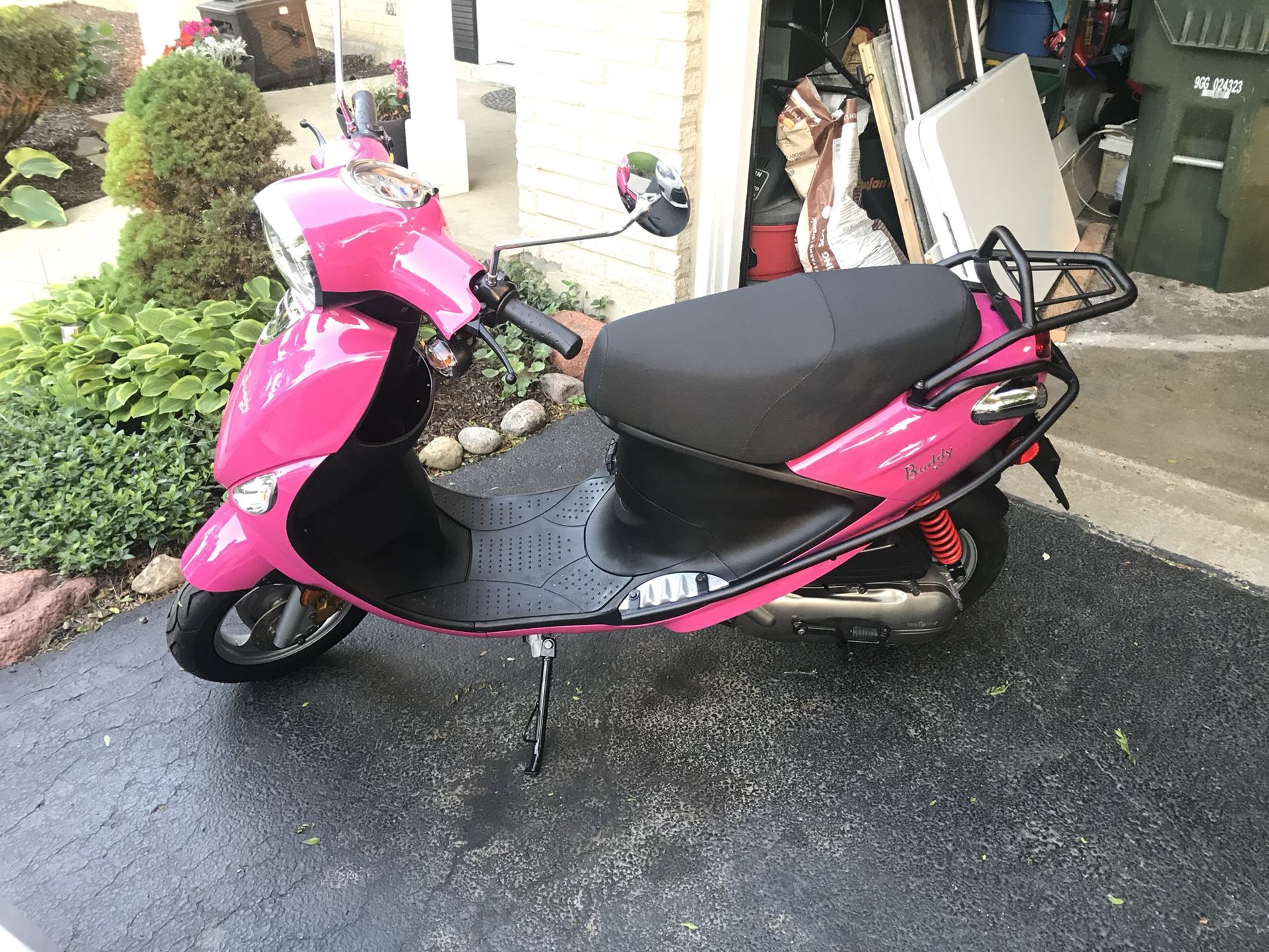 2012 Genuine Buddy 50 Scooter / moped Mint condition Hot Pink only 80 miles