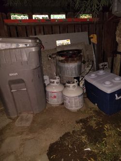 Tanques de gas pequeños en venta .grises,