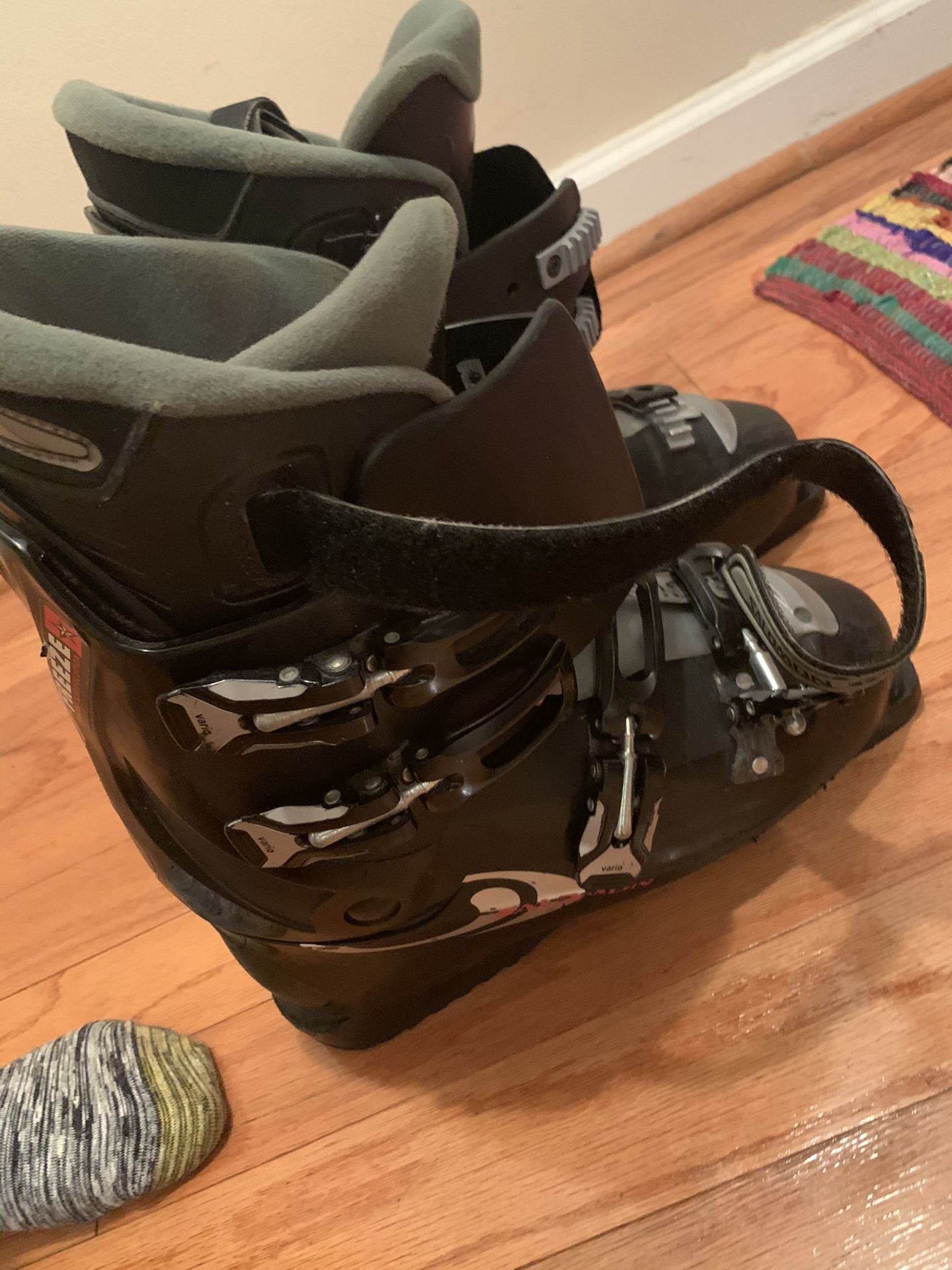 Ski Boots Salomon 🎿 size 10 Thermi Fit