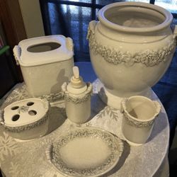 CERAMIC BATHROOM ITEMS