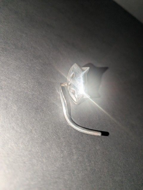 π± Vintage Silver-Tone Cat Brooch with Tail Dangle