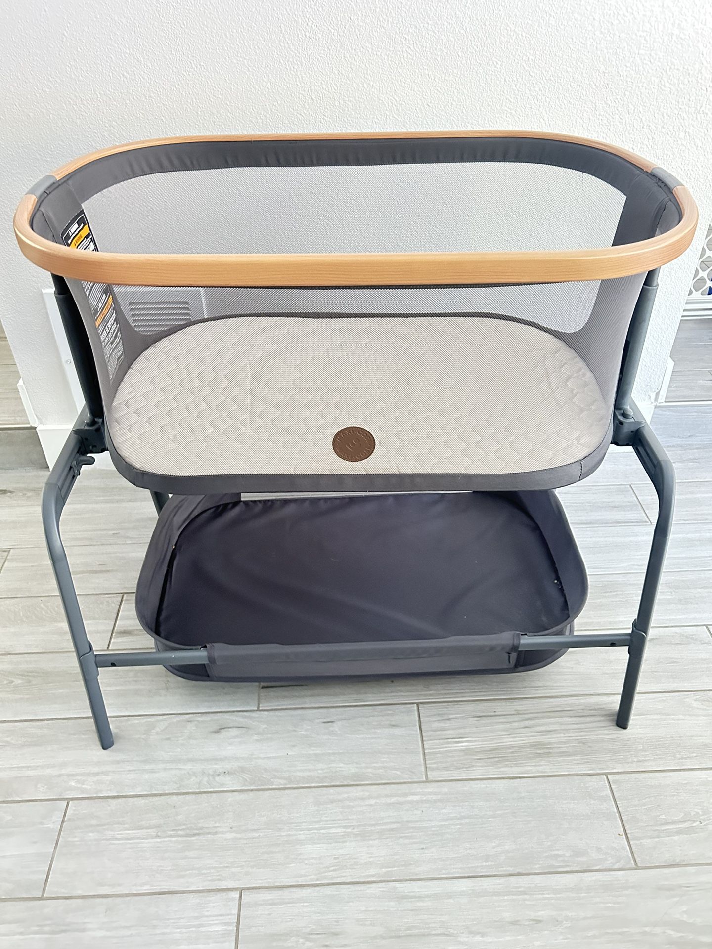 MaxiCosi Bedside Essential Gray for Sale in San Antonio, TX