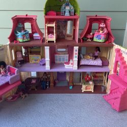 Doll House Mansión With Family And Furniture 